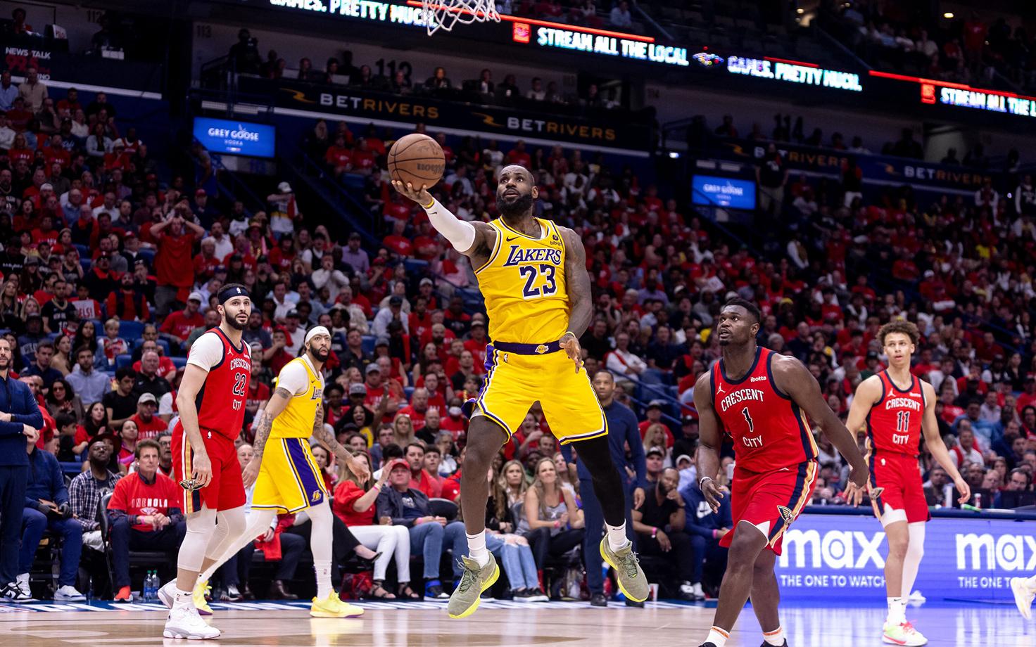 LeBron James pettis Zion Williamsoni (paremal) meisterlikult õhku ning sai vabalt viskele