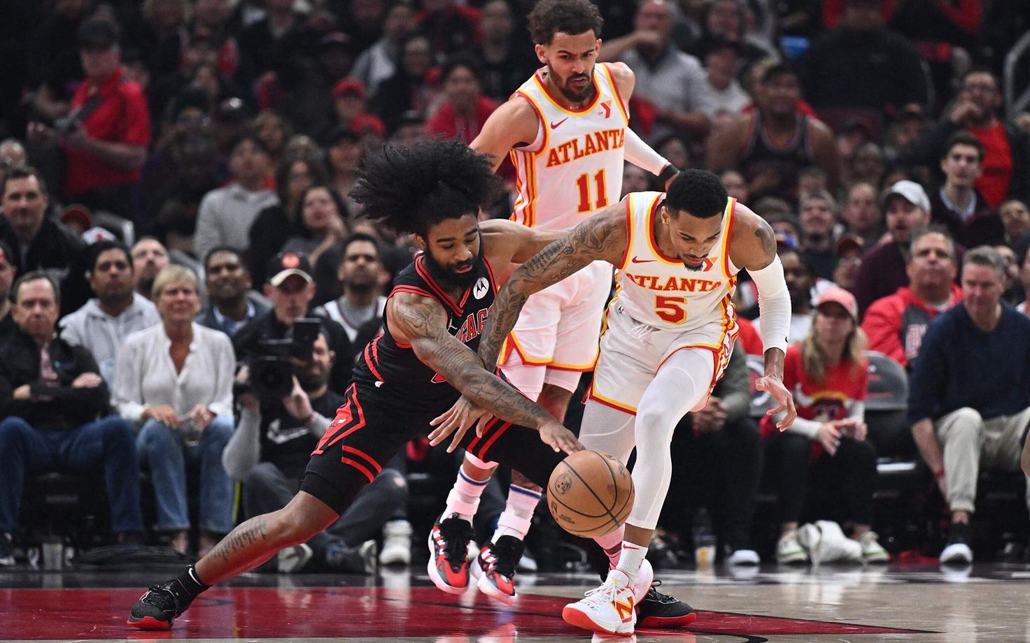 Coby White (vasakul) ja Dejounte Murray palli eest võitlemas