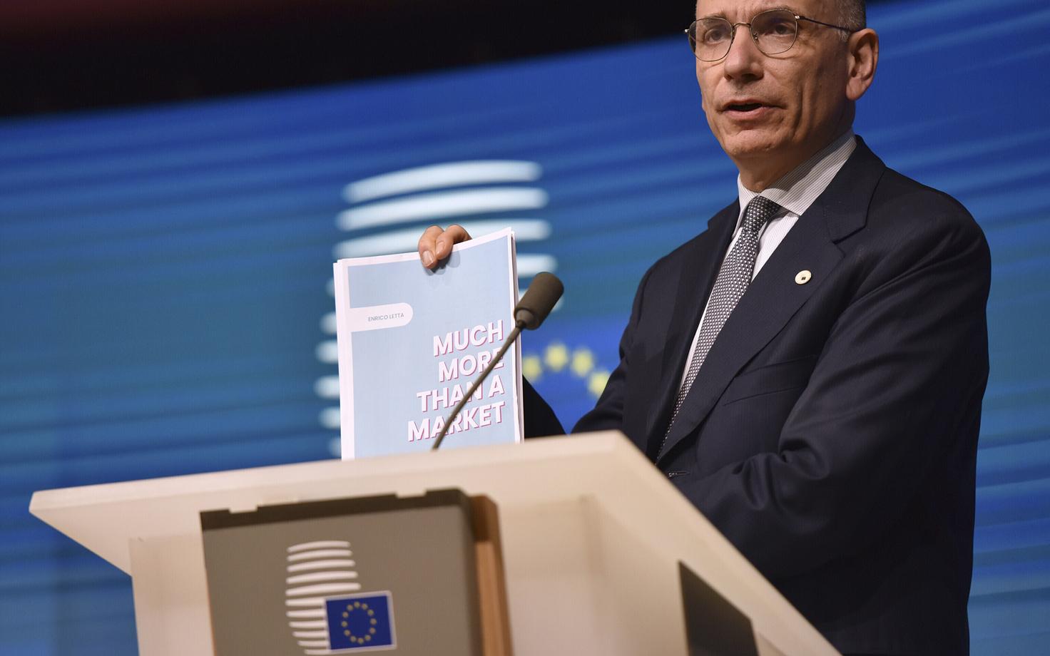 Enrico Letta oma raportit esitlemas.