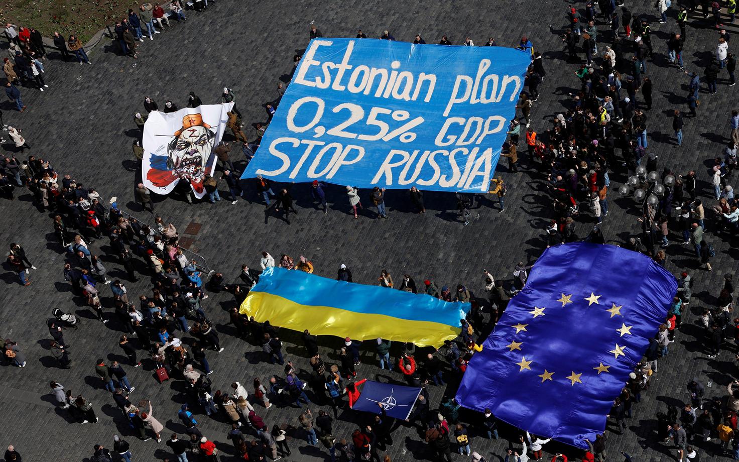 На демонстрации в Праге призвали поддержать Украину по плану Эстонии.
