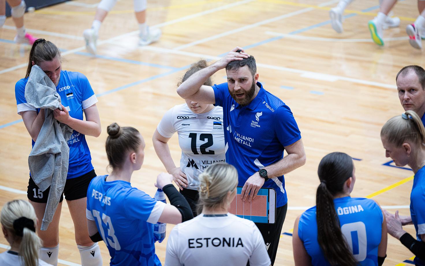 Eesti naiste võrkpallikoondise kontrollmäng Lätiga. Andres Toobal (keskel).