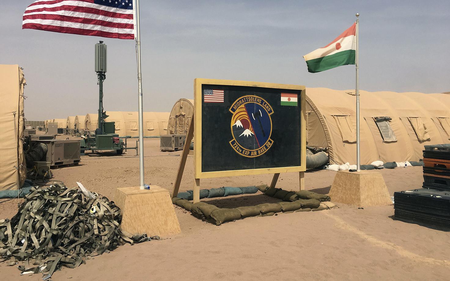 USA ja Nigeri lipp Nigeris Agadezi õhuväebaasis.