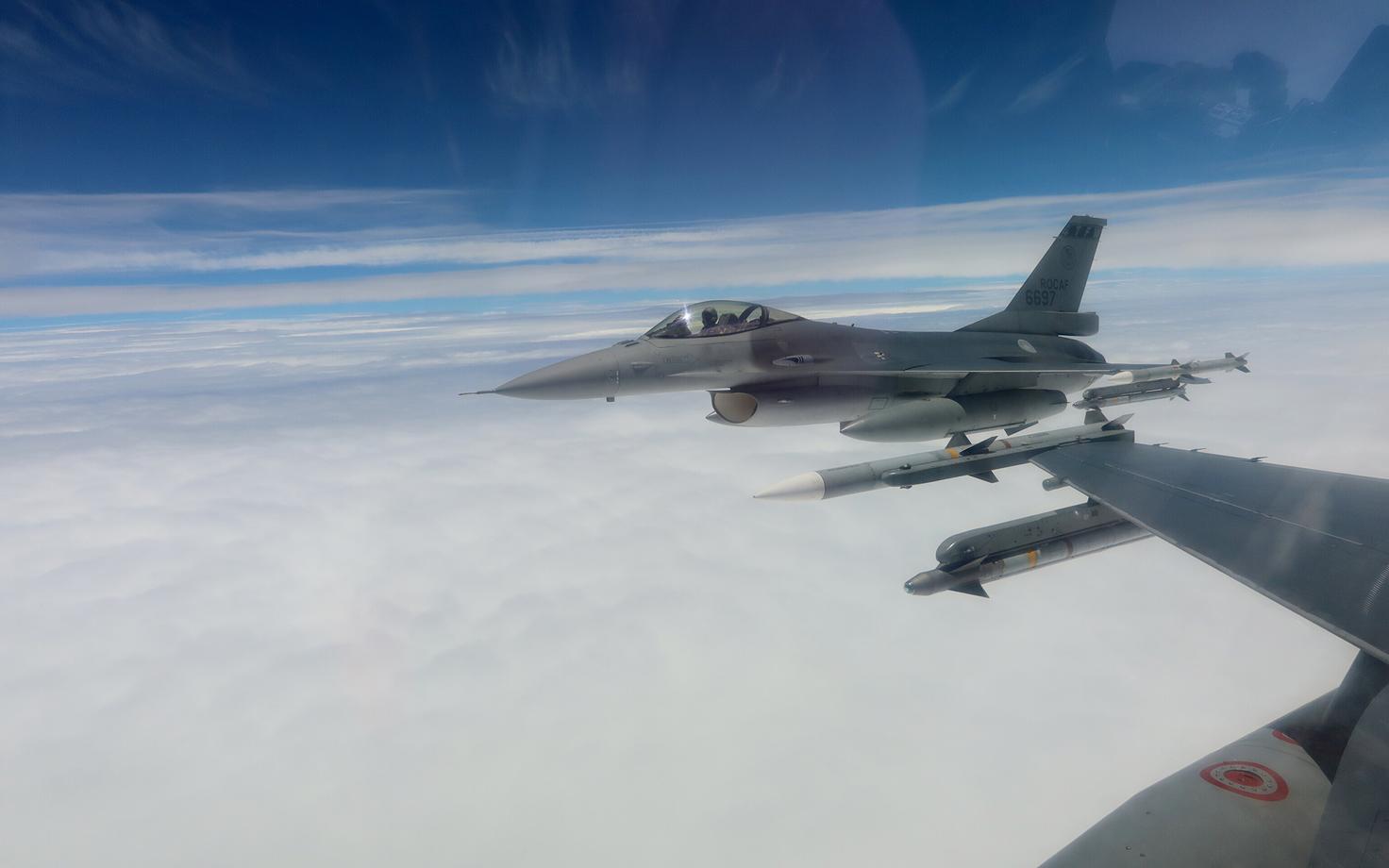 Taiwani hävitaja F-16 pidi õppuste tõttu patrull-lende tegema.