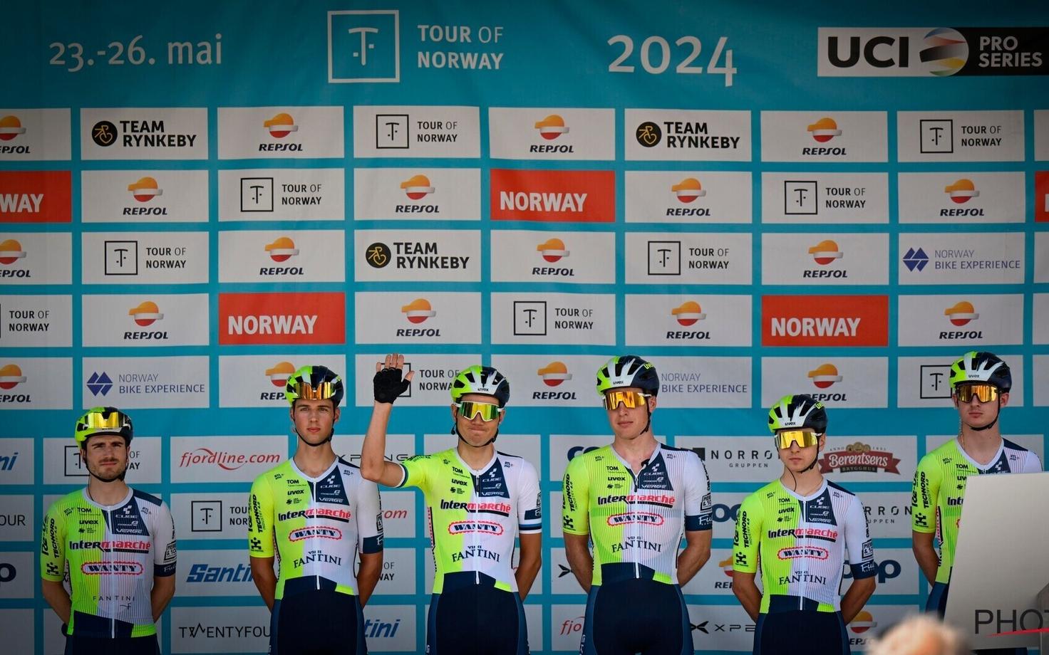 Rein Taaramäe (vasakult kolmas) koos tiimikaaslastega Norra velotuuril