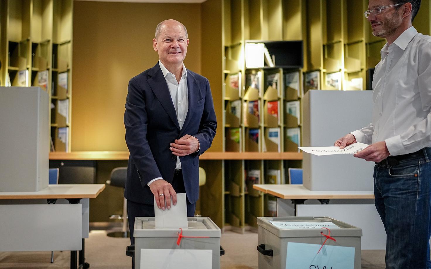 Olaf Scholz europarlamendi valimistel valimas.