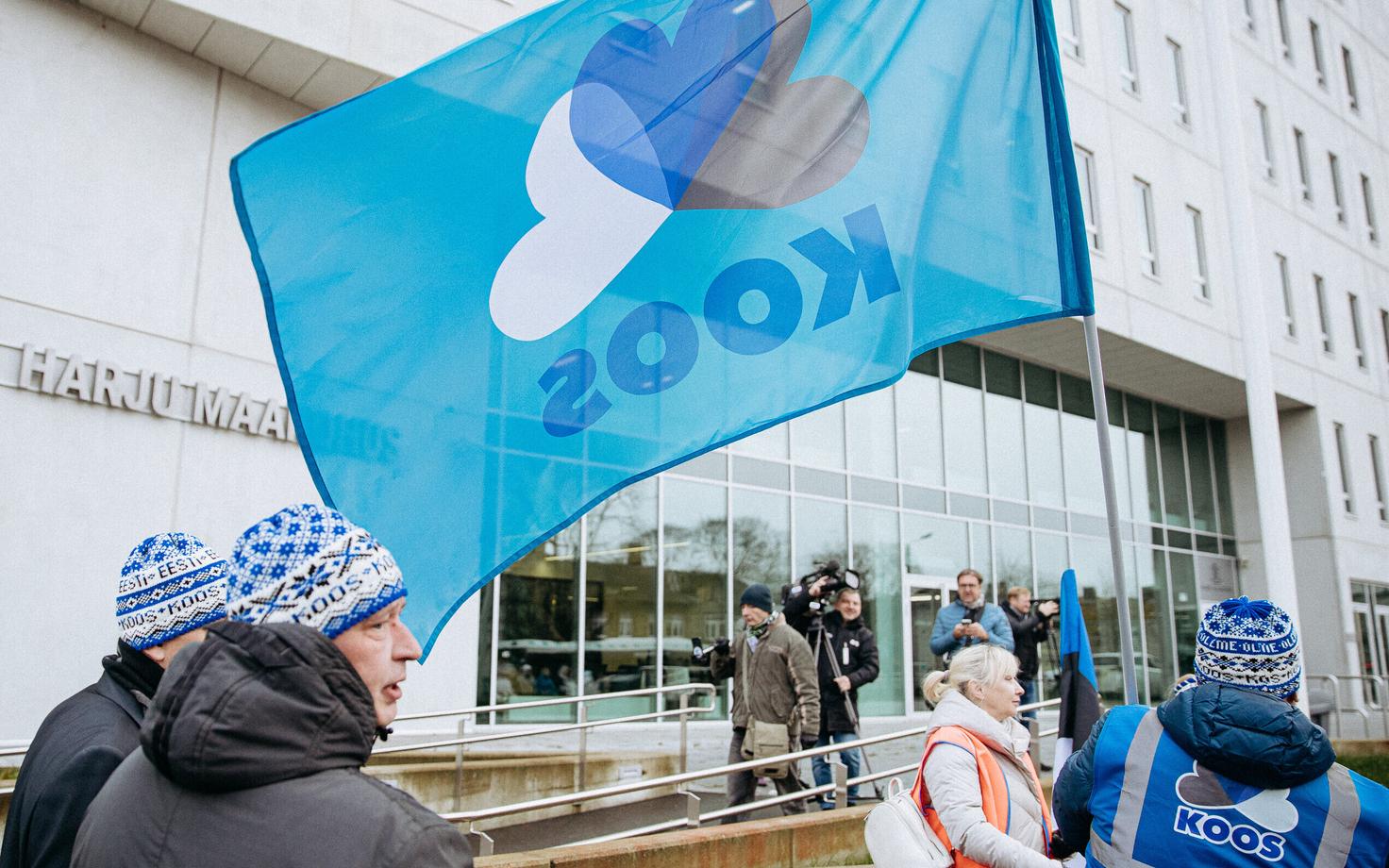 Пикет сторонников Koos перед зданием Харьюского уездного суда.