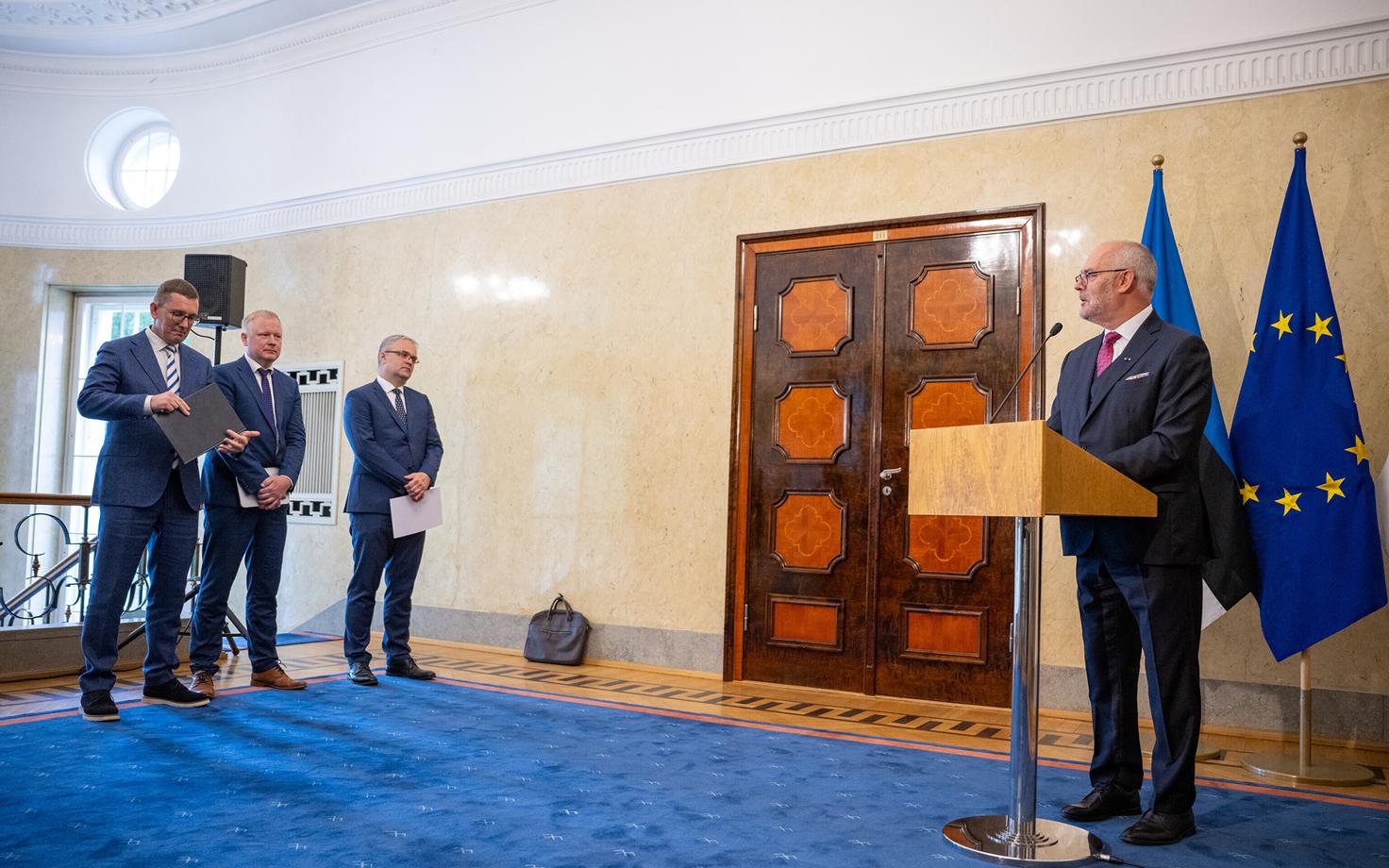 Президент Алар Карис на встрече с министром климата Кристеном Михалом, министром финансов Мартом Вырклаэвом и госконтролером Янаром Холмом.
