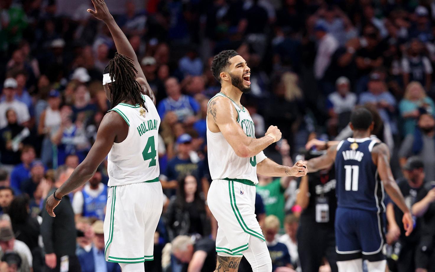 Jrue Holiday ja Jayson Tatum tähistamas Bostoni kolmandat võitu