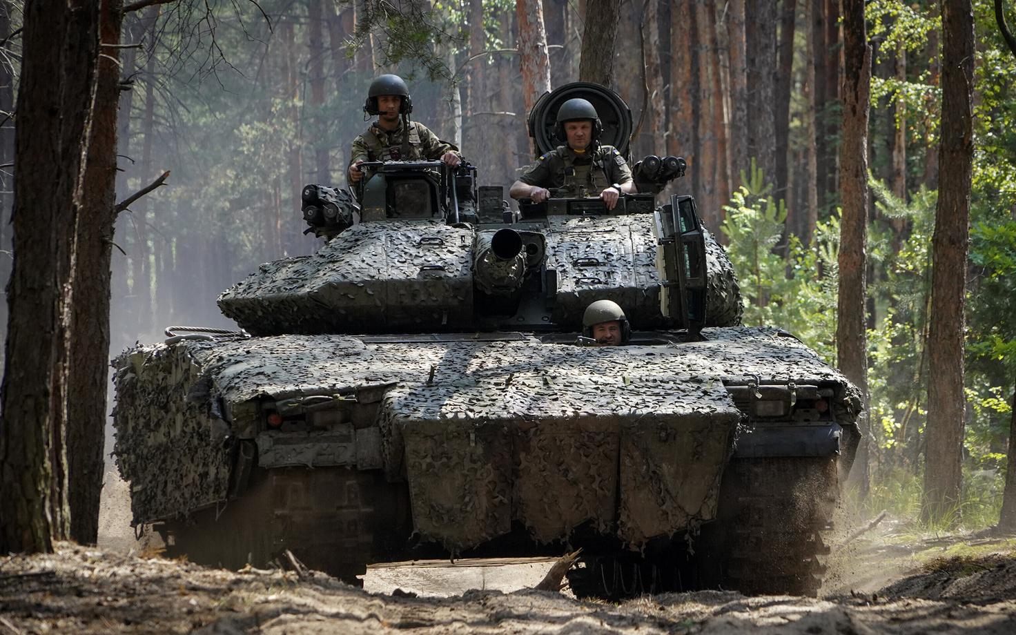 Harkivi rindel võitlevad Ukraina sõdurid ja Rootsi päritolu jalaväe lahingumasin CV90