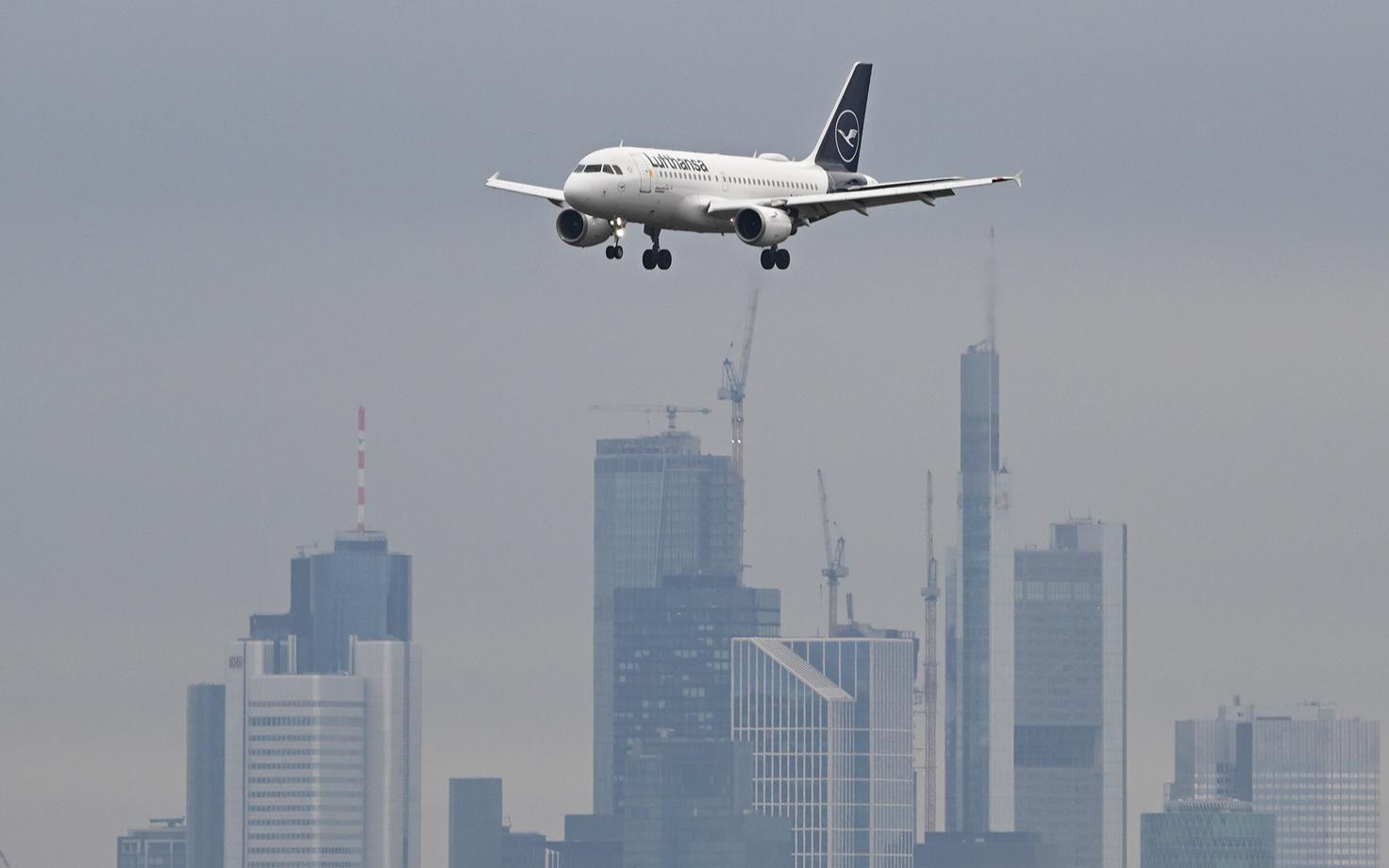 Самолет Lufthansa.