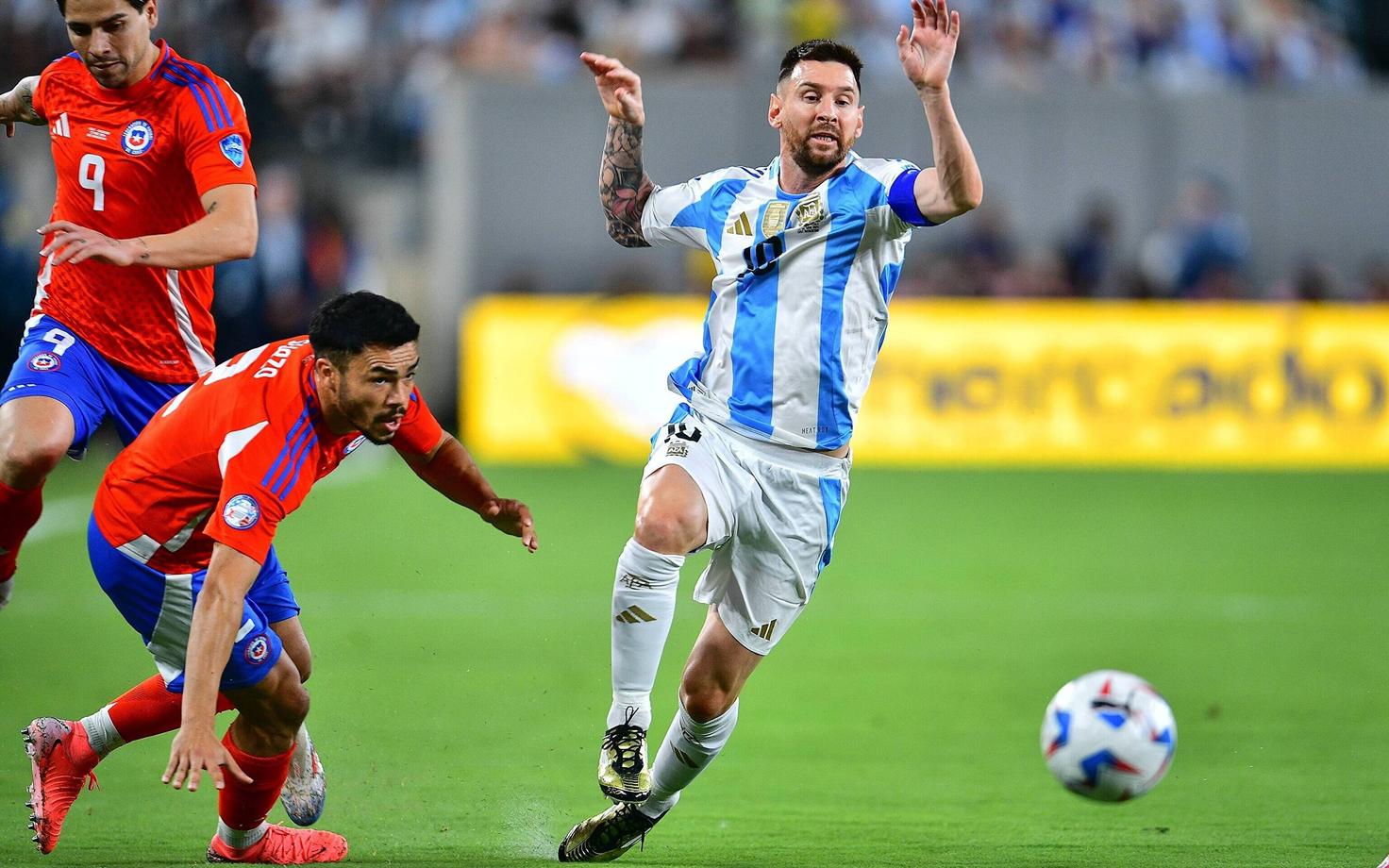 Gabriel Suazo (vasakul) ja Lionel Messi