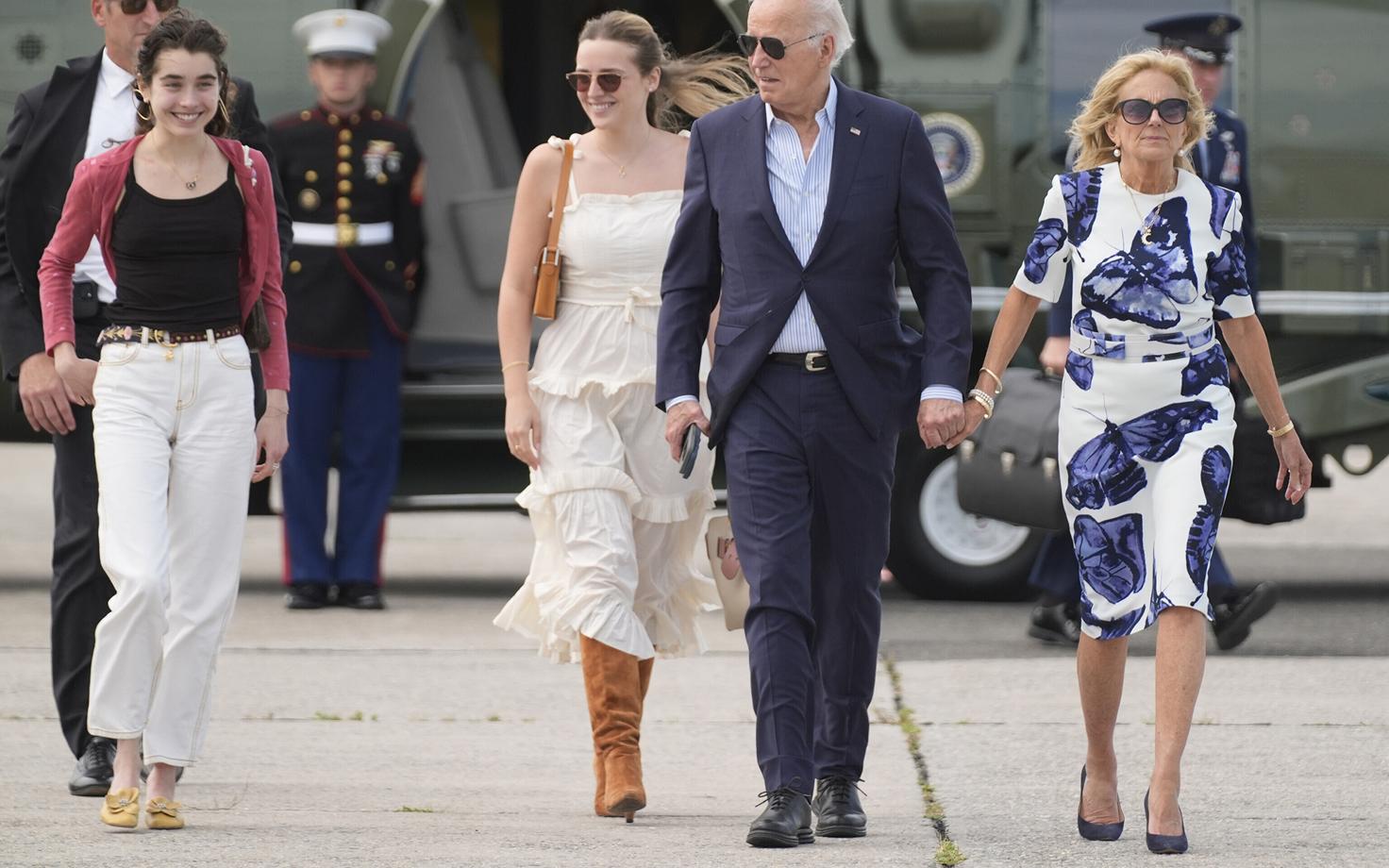 President Joe Biden ja esileedi Jill Biden koos lapselaste Natalie Bideni (vasakul) ja Finnegan Bideniga.