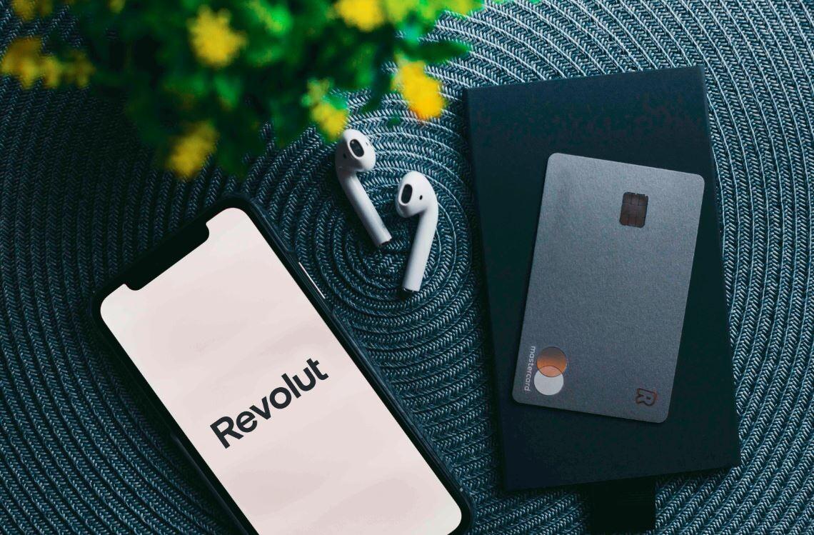 Revolut начал предлагать банковские услуги в Эстонии в 2021 году.
