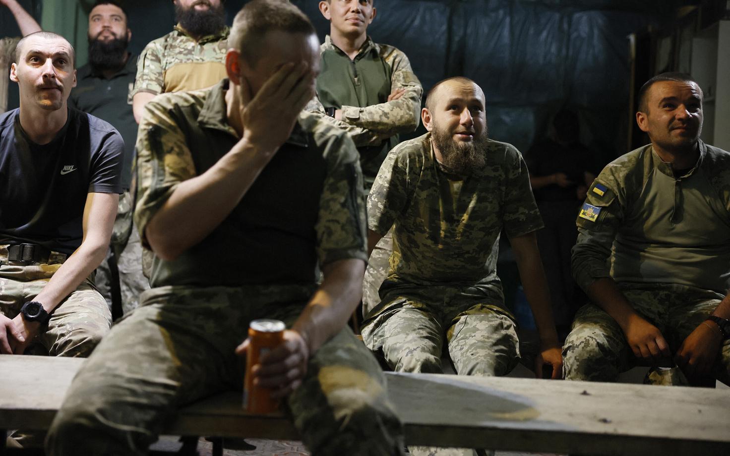 Ukraina sõdurid jalgpalli EM-i vaatamas.