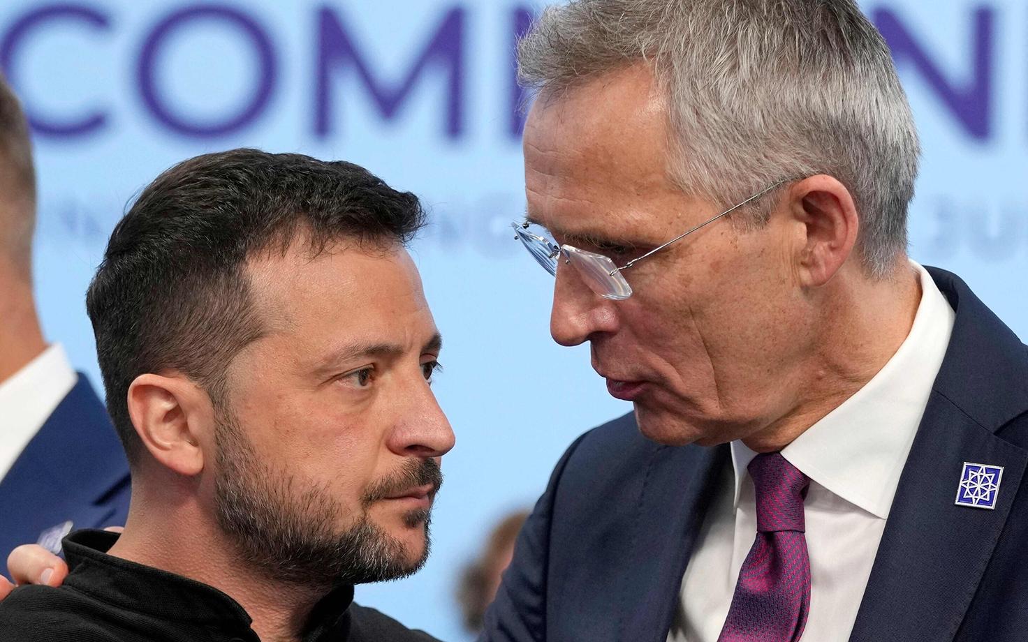 Президент Украины Владимир Зеленский (слева) и Йенс Столтентберг.