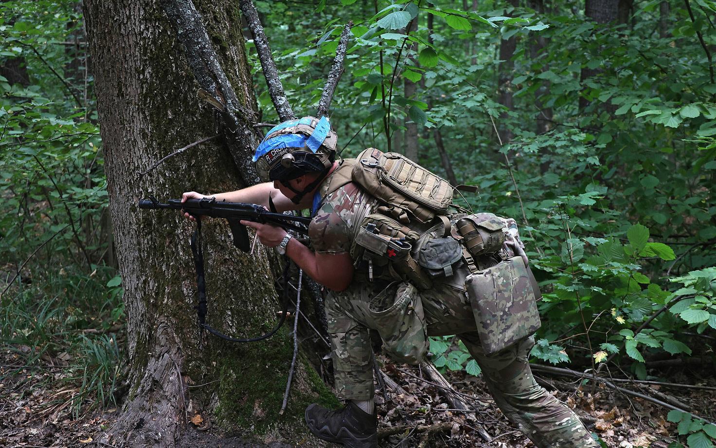 Украинский военный на учениях.