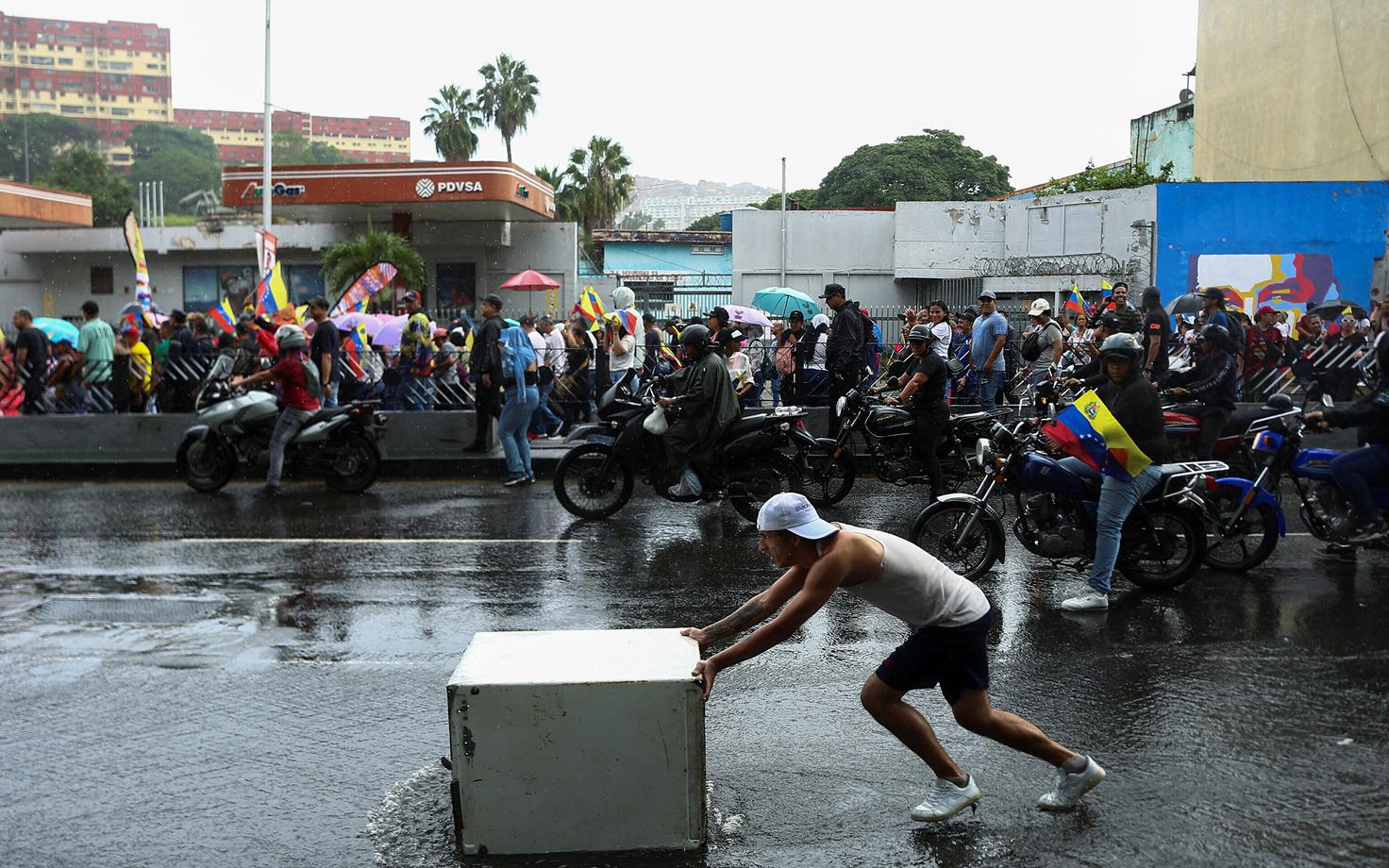 Venezuelas puhkesid vaidlusaluste valimiste järel meeleavaldused