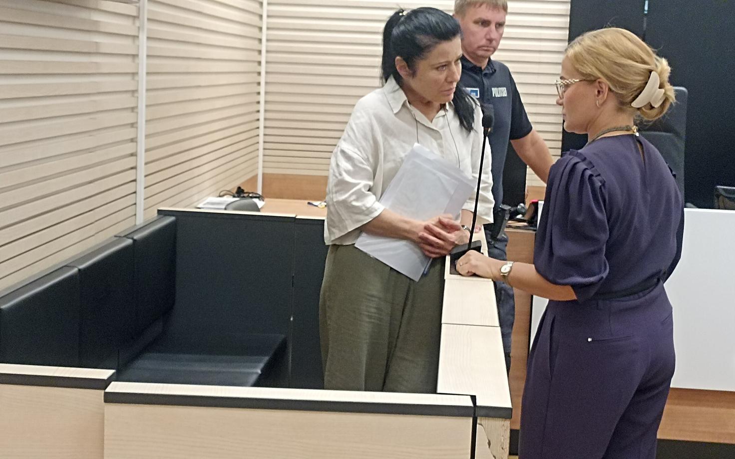 Светлана Бурцева и финский адвокат Анастасия Луккаринен в зале суда.