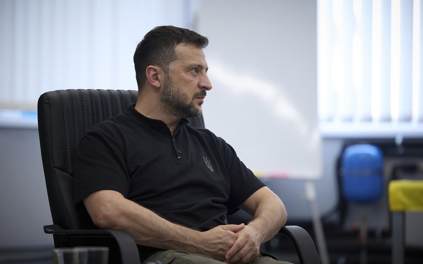 U´kraina president Volodõmõr Zelenski külastamas haavatasaanud sõdureid.