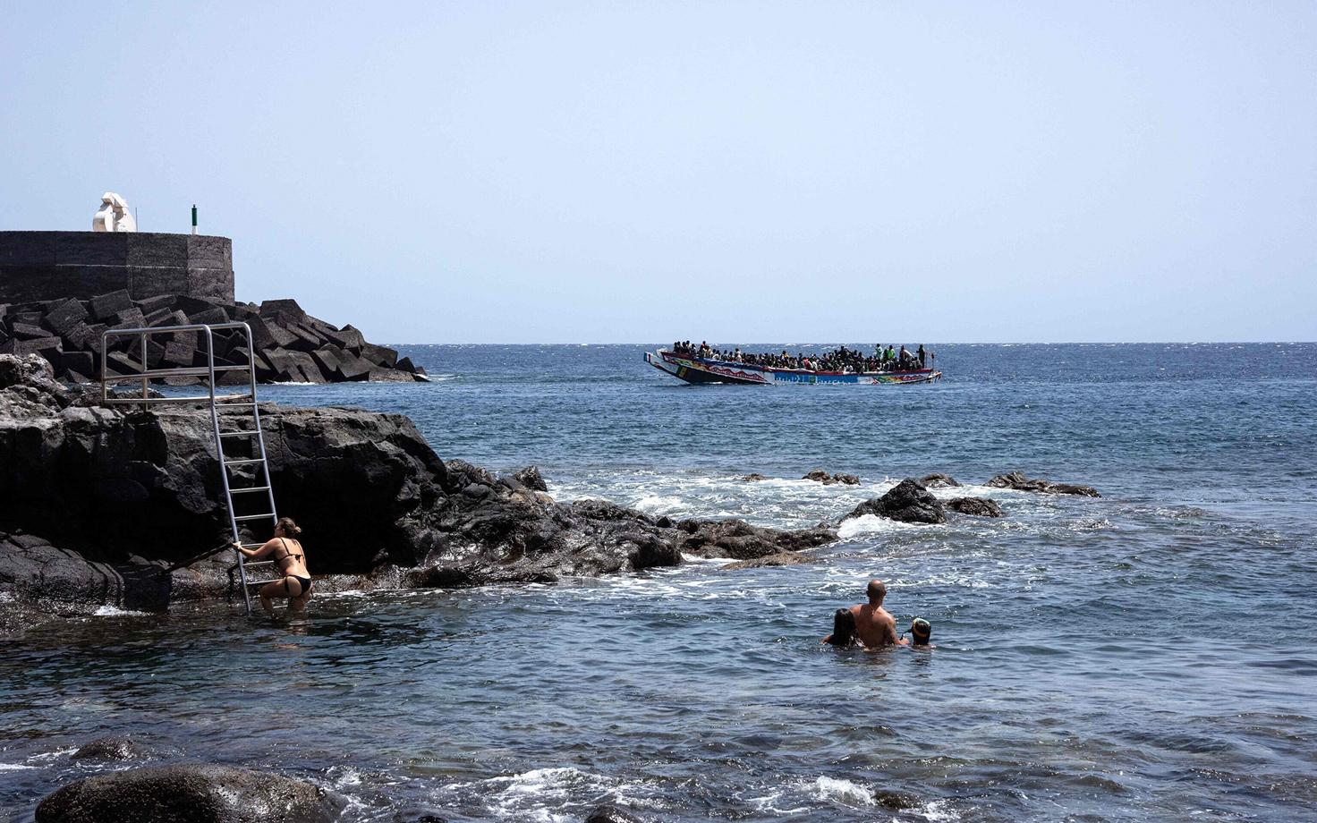El Hierro saare rannas vaatavad suplejad kahe Aafrika põgenikest pungil paadi saabumist La Restinga sadamasse