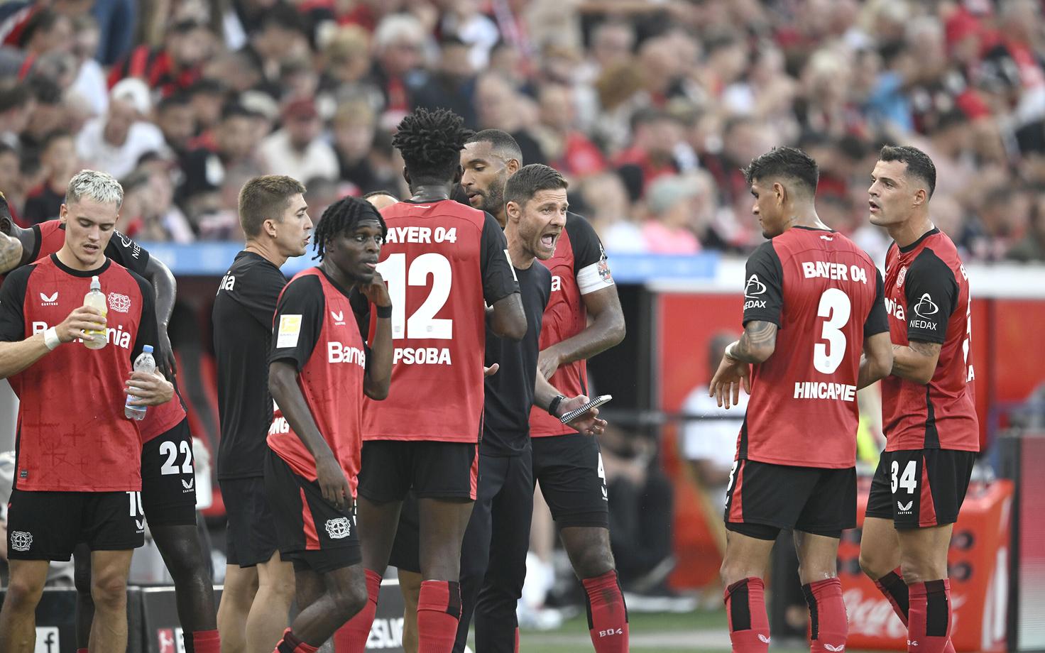 Leverkuseni Bayeri mängijad ja peatreener Xabi Alonso