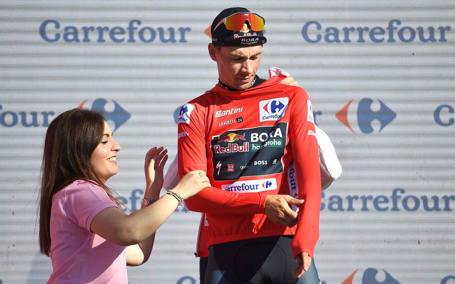 Primož Roglic sai punase liidrisärgi enda selga.