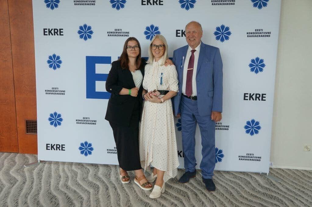 Энелис Вайкла, член правления EKRE Хелле-Мооника Хельме и вице-председатель EKRE Март Хельме на июньском съезде партии в Йыхви.