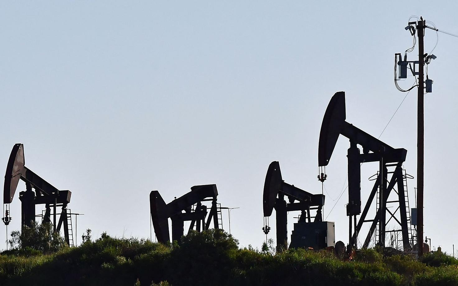 Добыча нефти.
