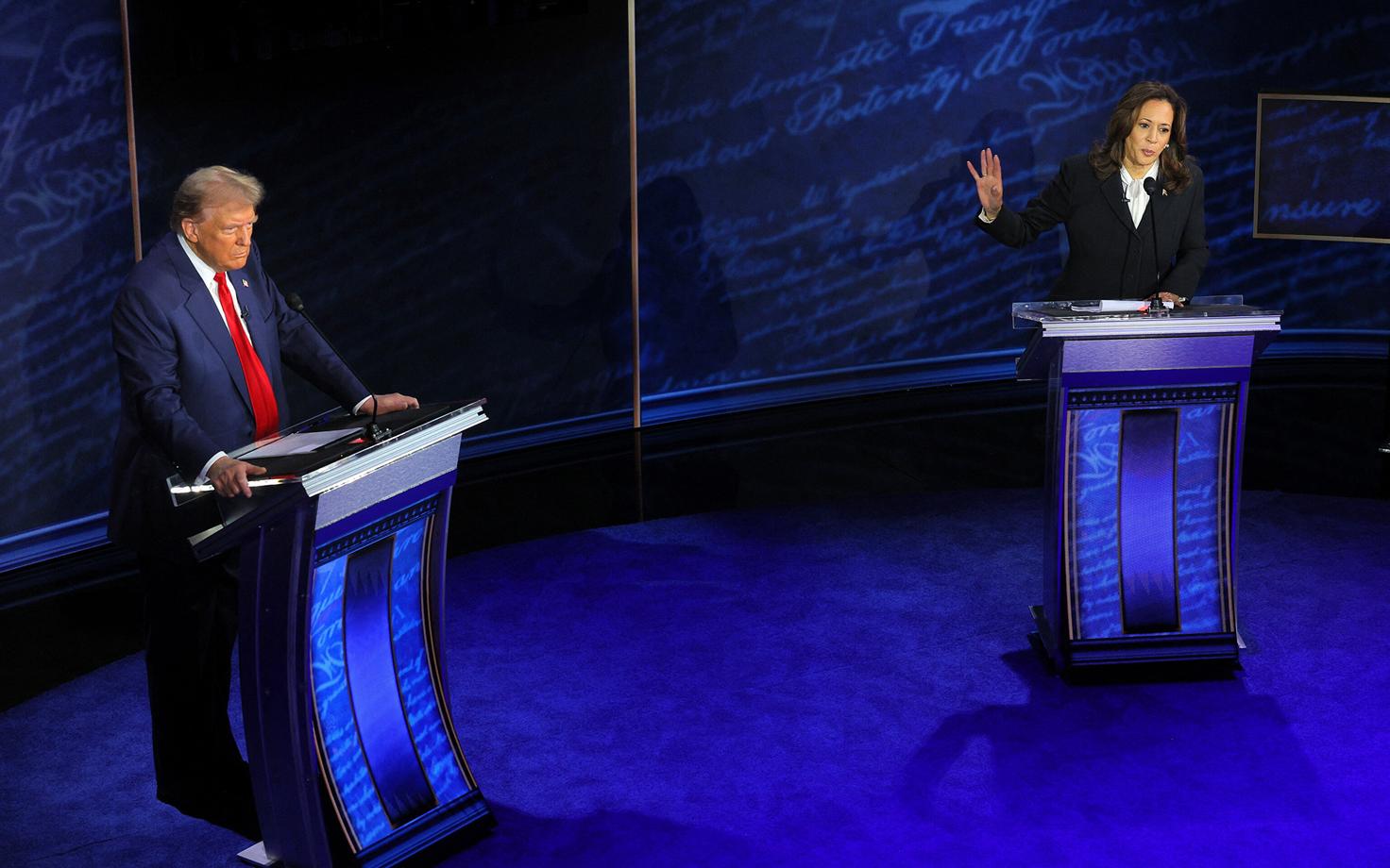 Donald Trump ja Kamala Harris teledebati stuudios.