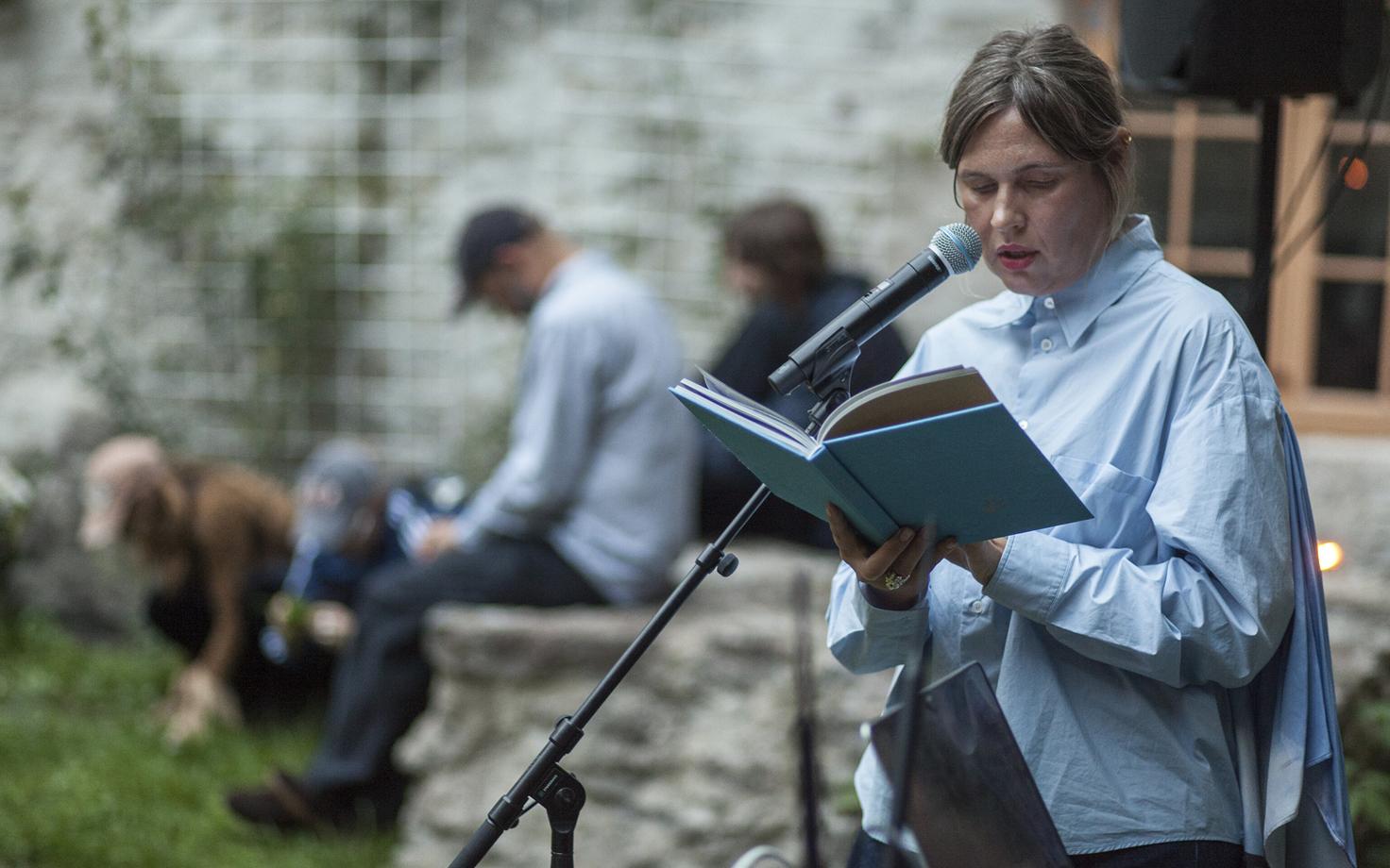 Edith Karlsoni kunstnikuraamatu esitlus Dominiiklaste kloostri hoovis