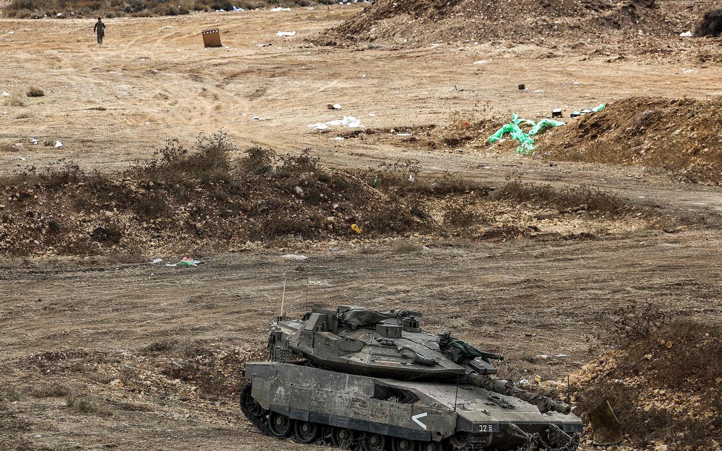 Liibanoni piiri lähedal asuv Iisraeli armee lahingutank