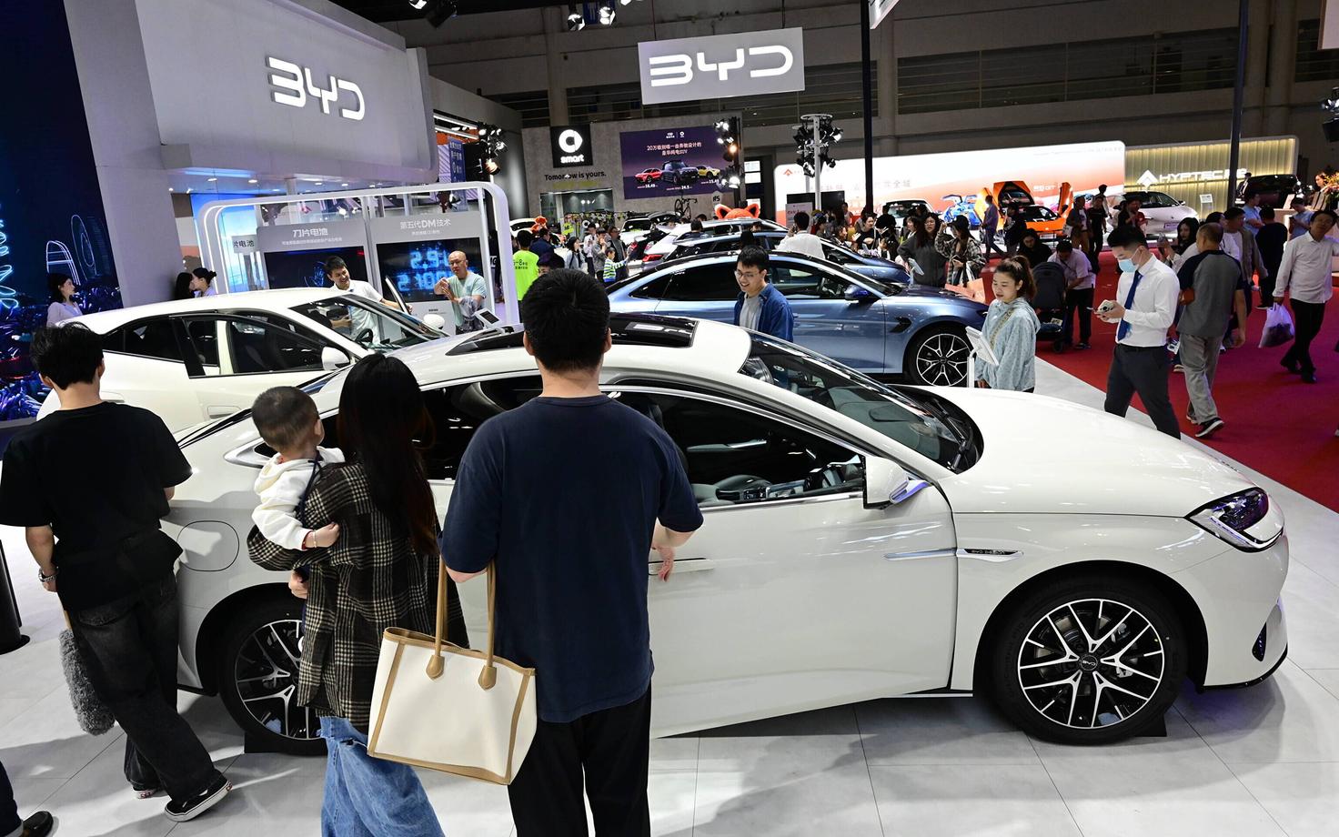 Стенд китайского производителя электромобиля BYD на международном автосалоне в Фучжоу в октябре 2024 года.