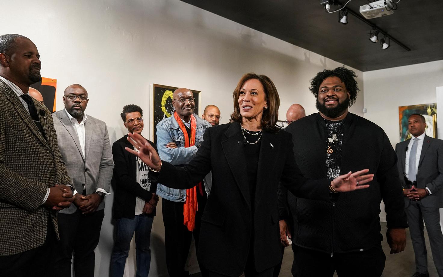 USA demokraatide presidendikandidaat Kamala Harris külastas Detroidis mustanahaliste meeste peetavat kunstigaleriid Norwest Art Gallery.