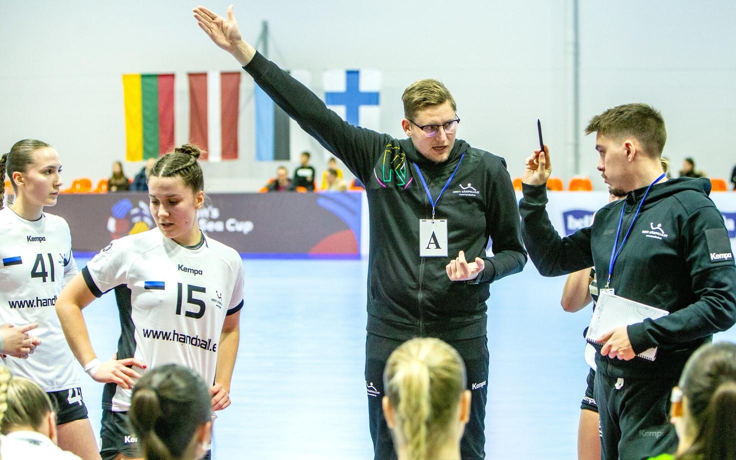 Eesti koondise peatreener Ergo Rohi (keskel) võistkonda juhendamas