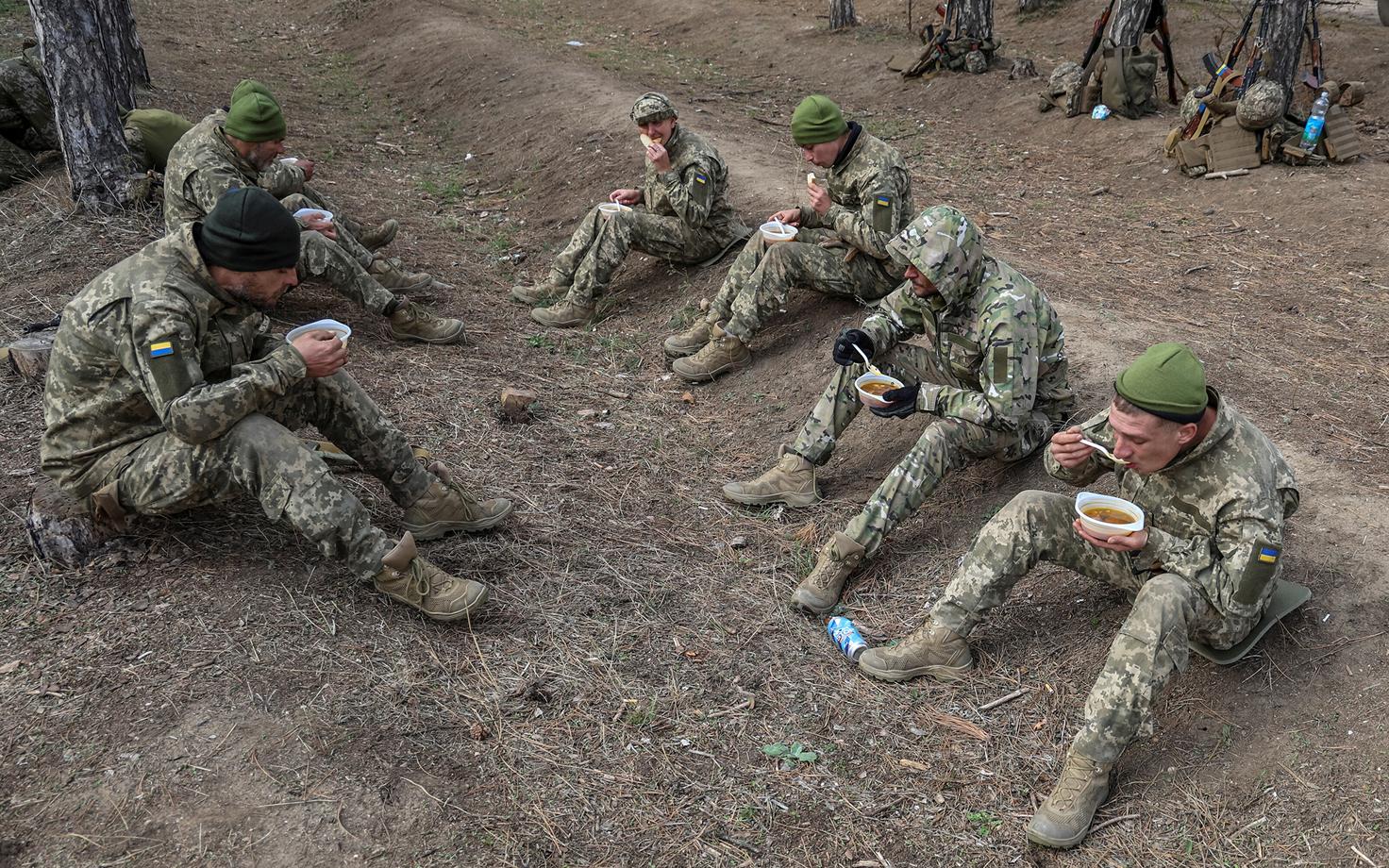 Ukraina sõdurid lõunatamas