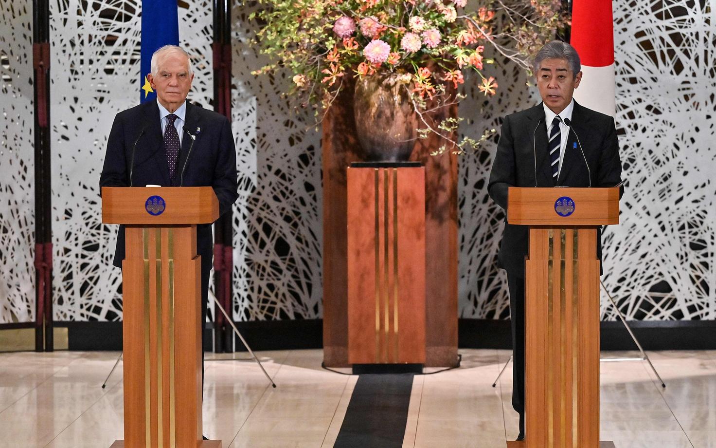 Josep Borrell ja Takeshi Iwaya