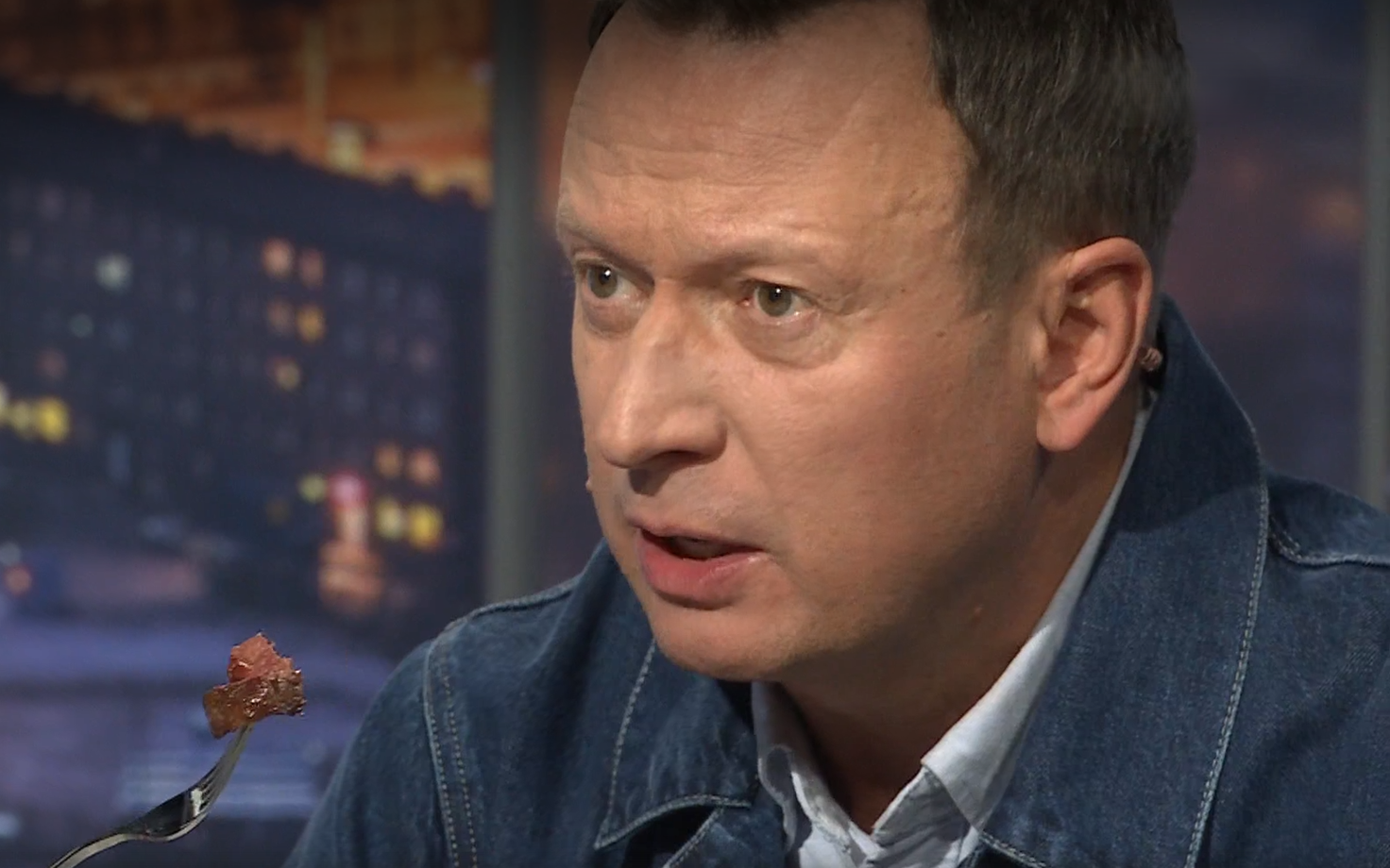 Ведущий передачи Ringvaade Марко Рейкоп дегустирует блюдо из баклана.