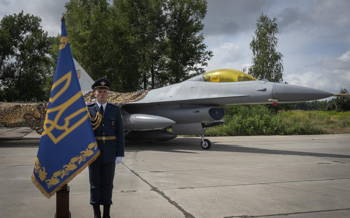Ukraina sõdur hävitaja F16 ees.