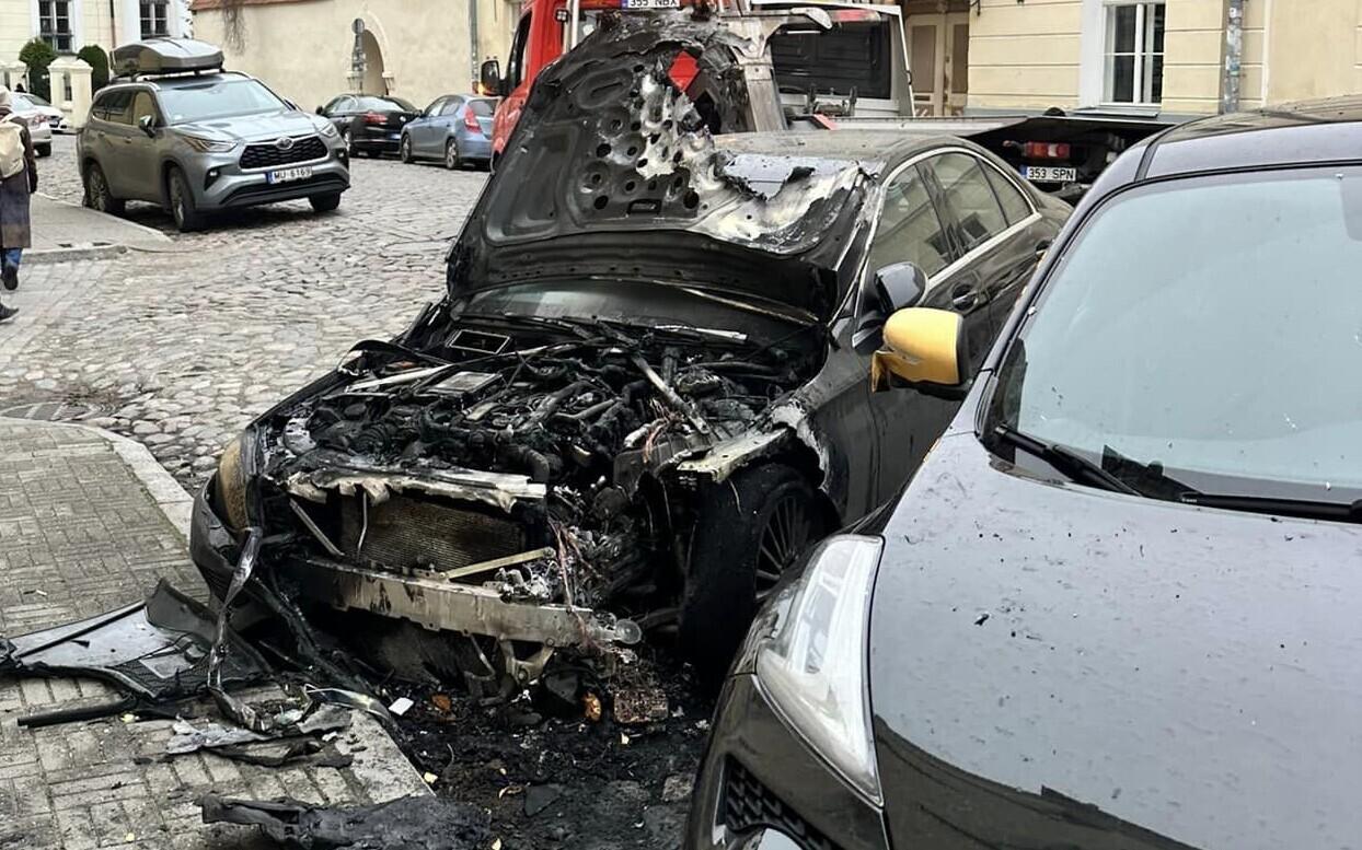 Ööl vastu laupäeva Tallinna vanalinnas Vene tänaval põlenud auto