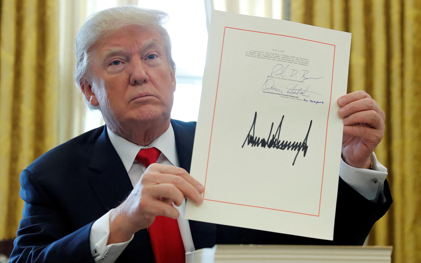 USA president Donald Trump 2017. aastal allkirjastatud maksuseadusega.