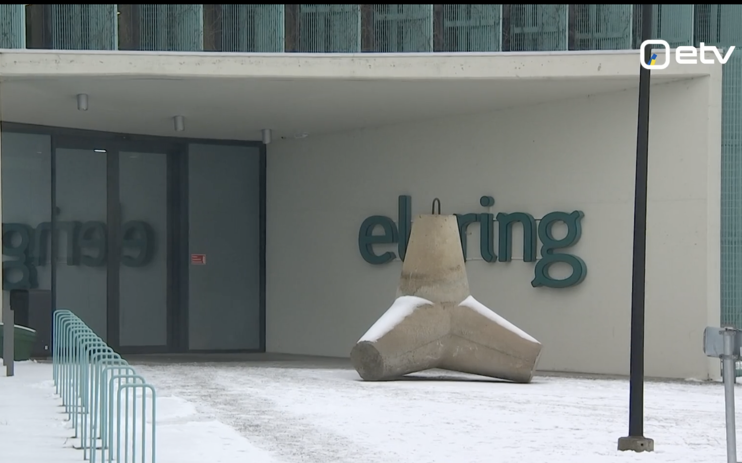 Betoonist kaitseplokk Eleringi peahoone sissepääsu ees.