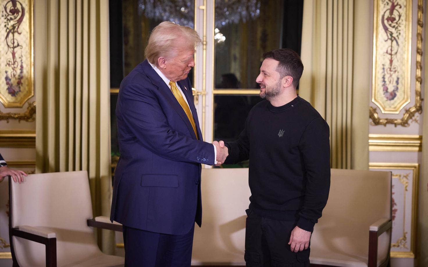 Президенты США и Украины Дональд Трамп (слева) и Владимир Зеленский.