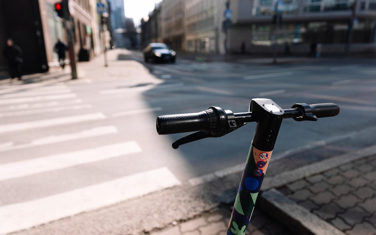 e-scooter handlebars (photo is illustrative).