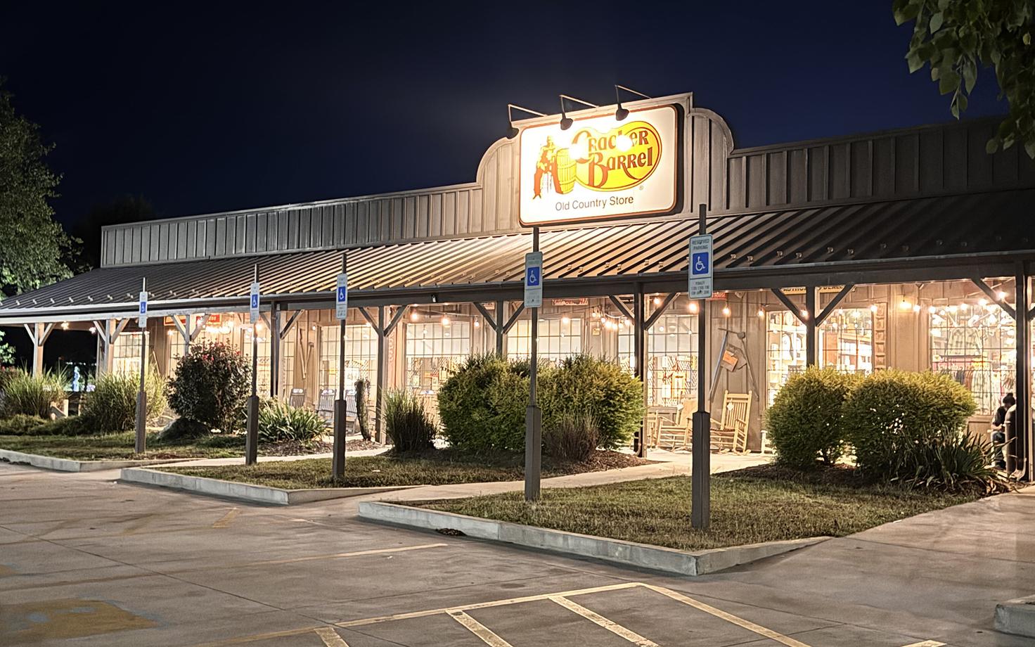 USA restoranikett Cracker Barrel ja tema kuulus logo