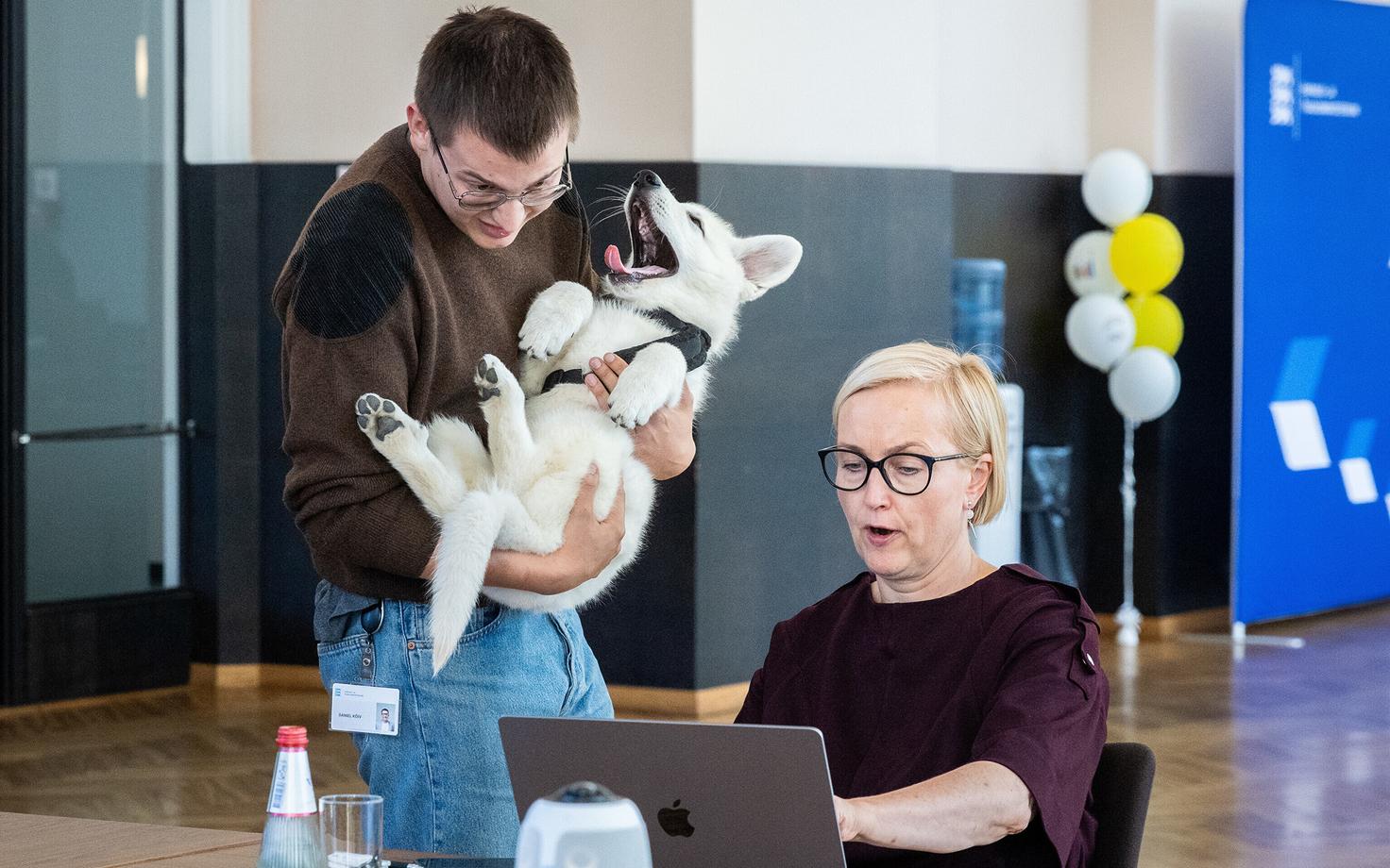 Kristina Kallas ja tema nõunik Daniel Kõiv koeraga.