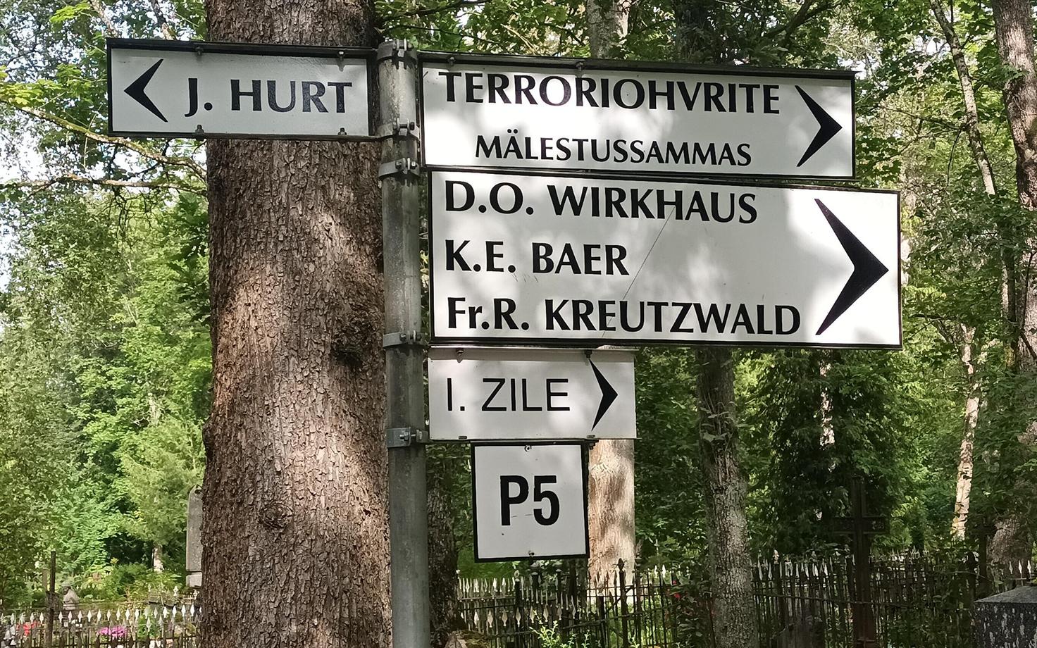 Signposts at Raadi Cemetery.