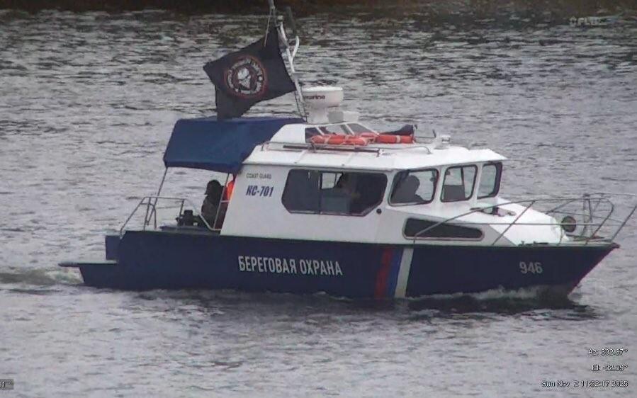 Vene piirivalvekaater Wagneri lipuga Narva jõel.