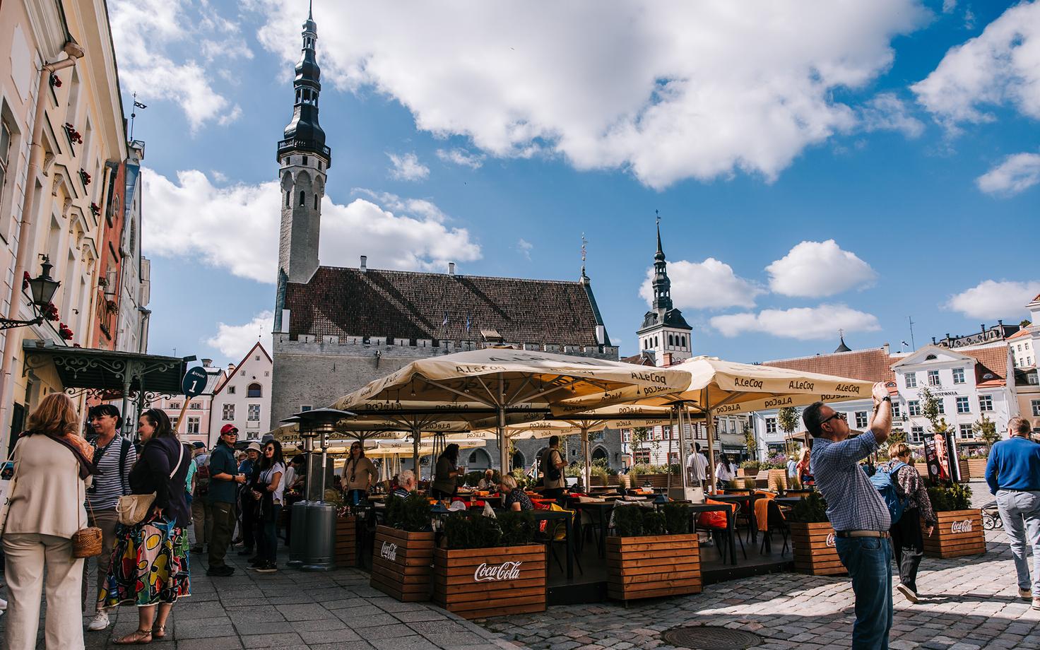 Suvine melu Tallinna raekoja platsil.