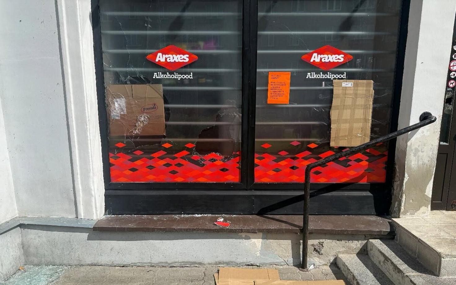 Разбитые окна в алкогольном магазине Araxes.