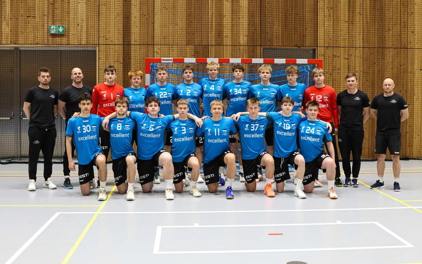 Eesti U-18 käsipallikoondis enne mängu Kreeka vastu